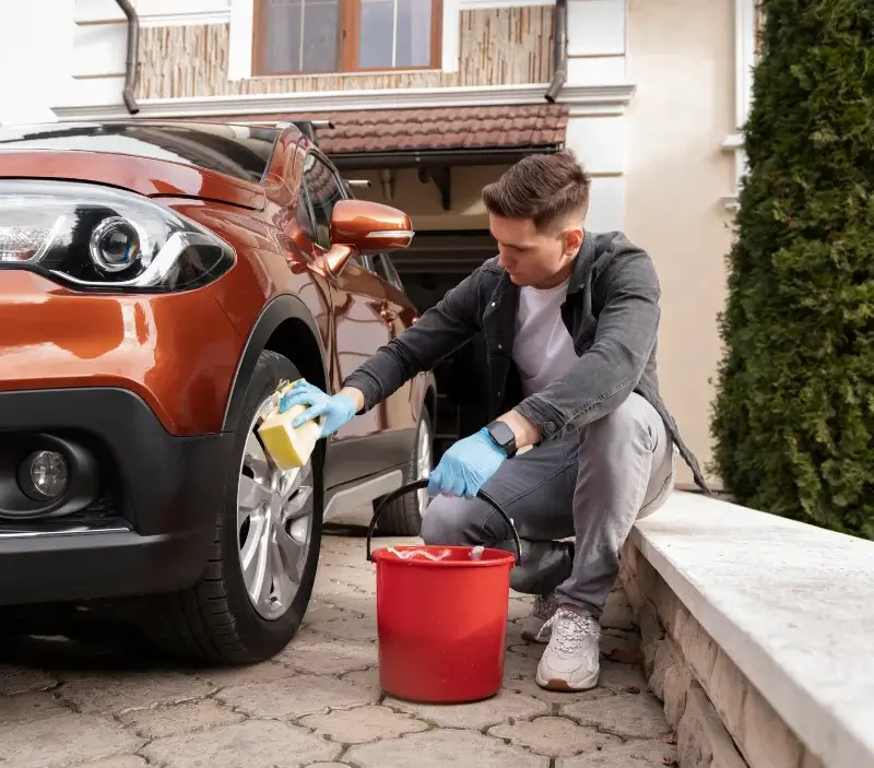 Lavage auto à domicile Palazinges : professionnel intervenant sur un véhicule